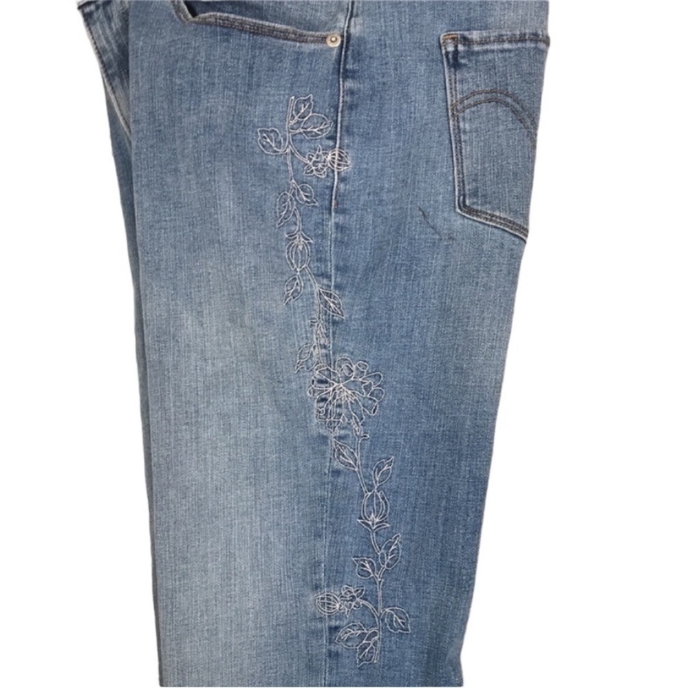 Levi’s Classic Bootcut Floral Embroidered Mid Rise Jeans Size 6 - Picture 4 of 15